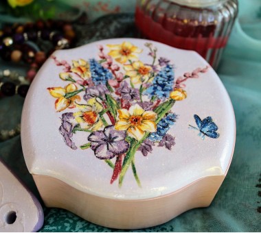 Подаръчен комплект - четка за коса и бижутерка  Подаръчен комплект - четка за коса и бижутерка