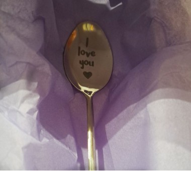 Лъжичка с надпис "I love you"