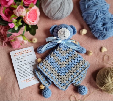 Ръчно изплетено бебешко одеалце за гушкане "Мече 3"