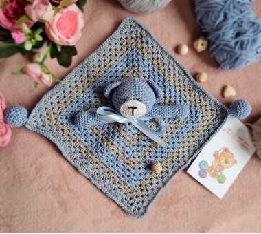 Ръчно изплетено бебешко одеалце за гушкане "Мече 3"