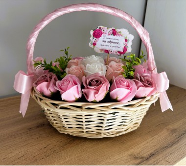 Подаръчна кошница със сапунени рози