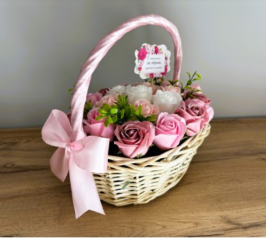 Подаръчна кошница със сапунени рози