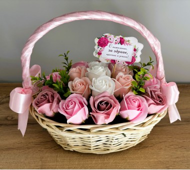 Подаръчна кошница със сапунени рози