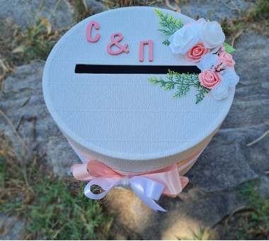 Кутия за пари и картички в бяло и пудра