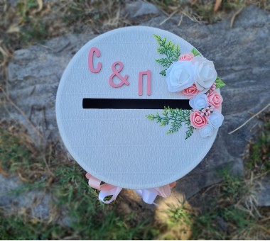 Кутия за пари и картички в бяло и пудра